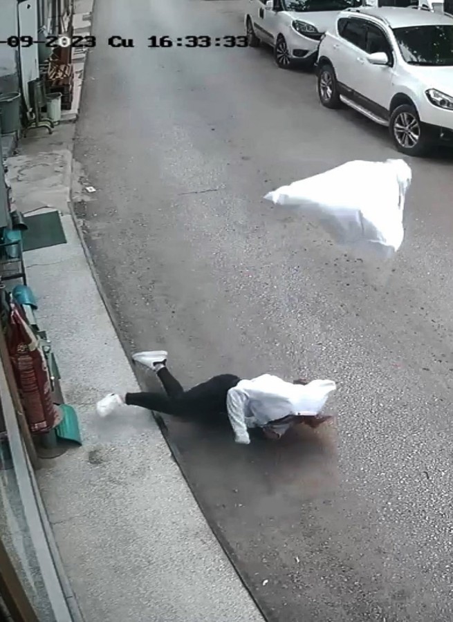 Genç kızın 3. kattan düşme anı kameraya yansıdı;