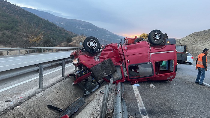 Bariyerlere çarpan minibüs takla attı: 2 yaralı;
