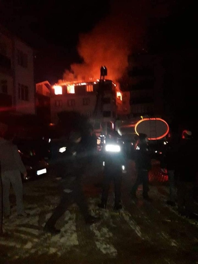 4 katlı binada korkutan yangın;