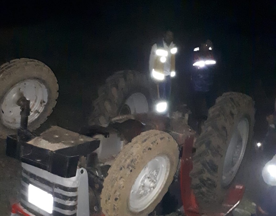 Devrilen traktörün altında kalarak hayatını kaybetti;