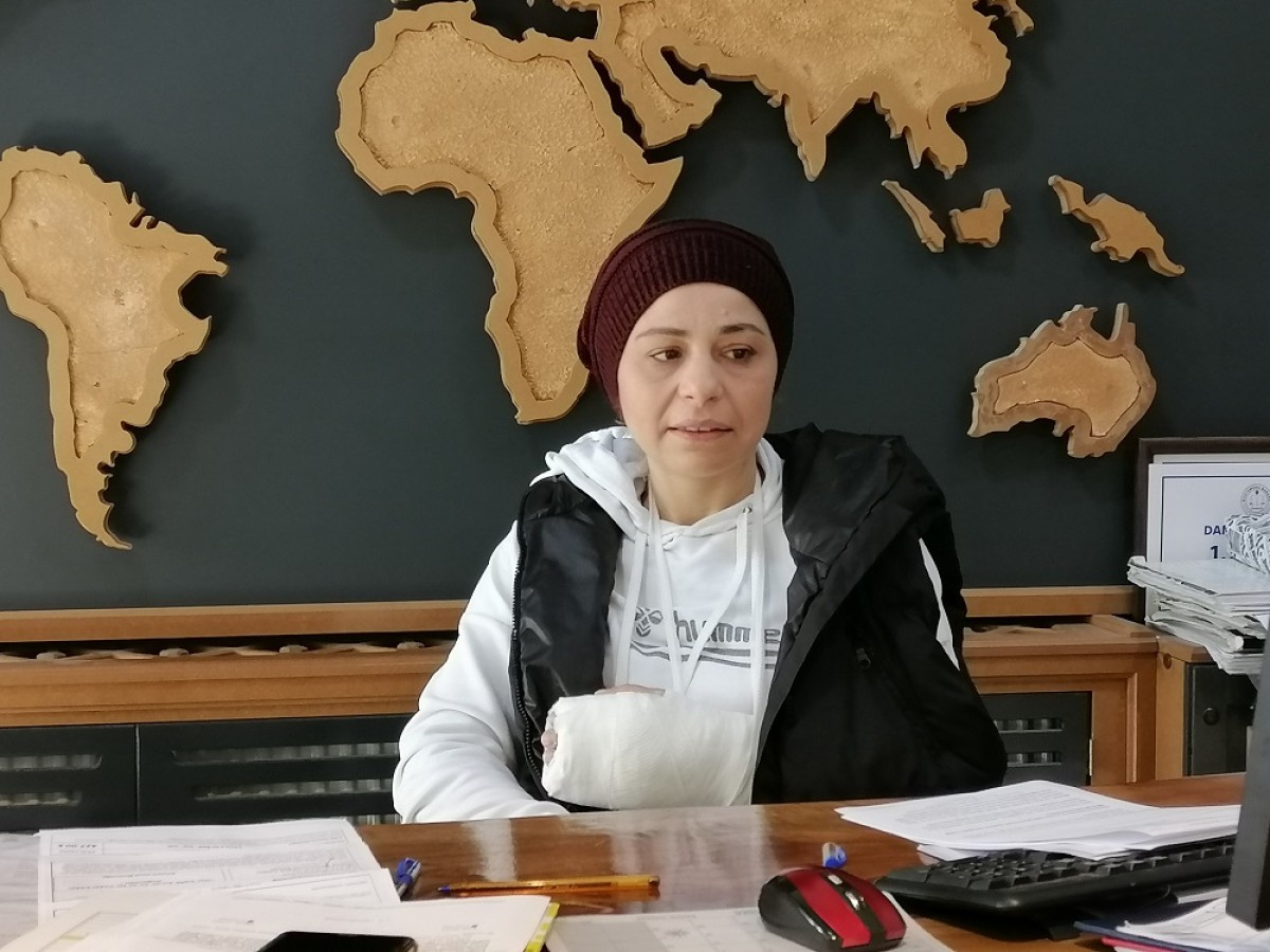 Sokak köpeklerinden kaçarken ölümden döndü;
