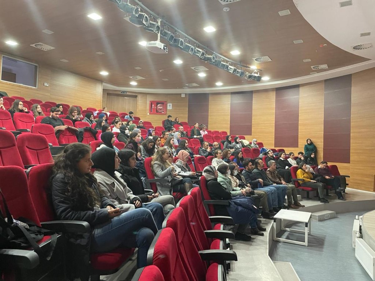 Öğrenciler konferans ile bilgilendirildi;