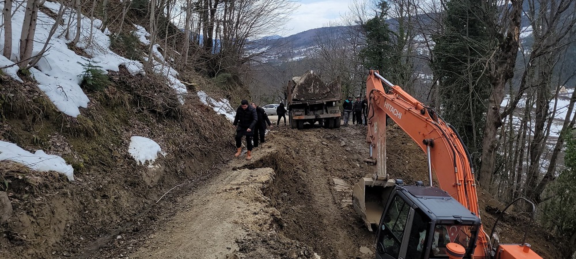 Heyelan, mahallenin yolunu kapattı;