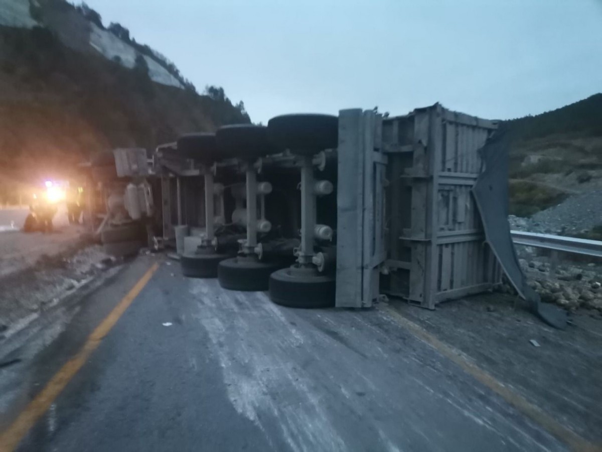 Çatören'de pancar yüklü tır devrildi