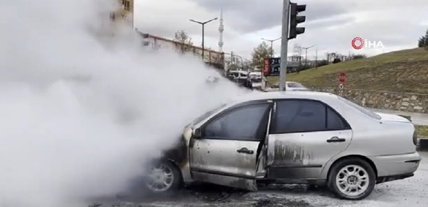 İşe gitmek için yola çıktı, otomobili yandı;