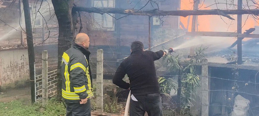 Yangında 2 ahşap ev küle döndü;