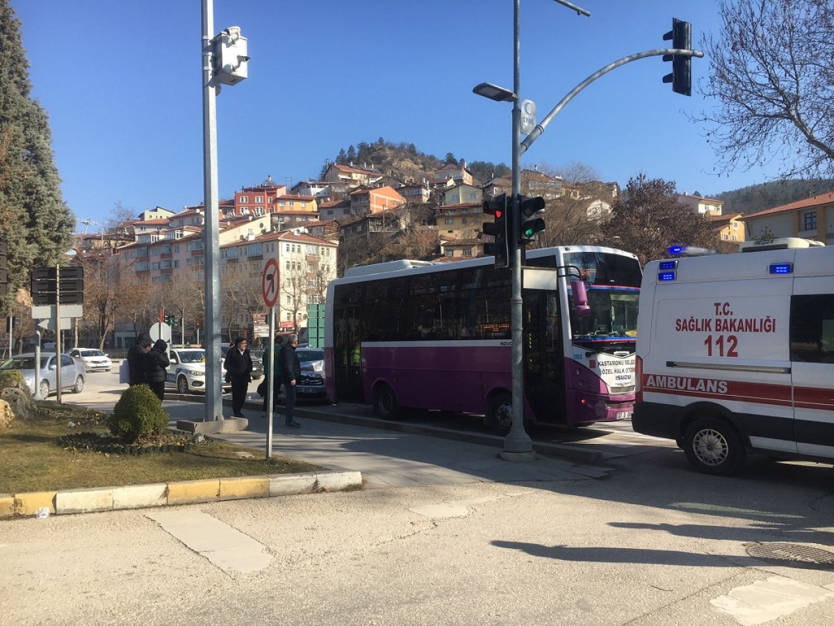 Otomobil halk otobüsüne çarptı: 1 yaralı;