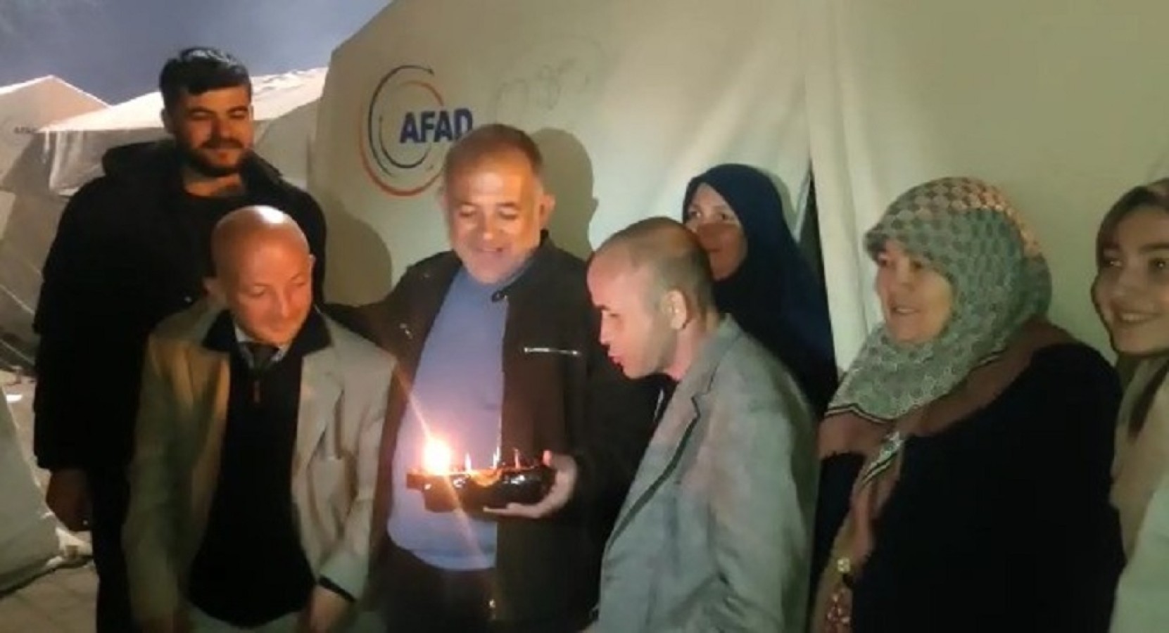 AFAD gönüllülerinden, depremzedelere doğum günü sürprizi;