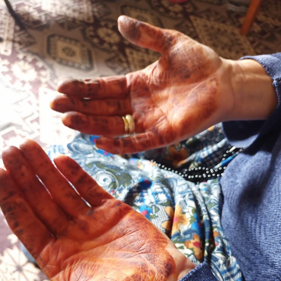 Yaşlı kadının kına isteğini karşılıksız bırakmadılar;