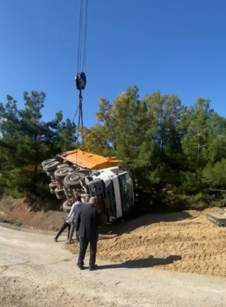 Park halindeki kamyon 20 metrelik uçuruma devrildi;