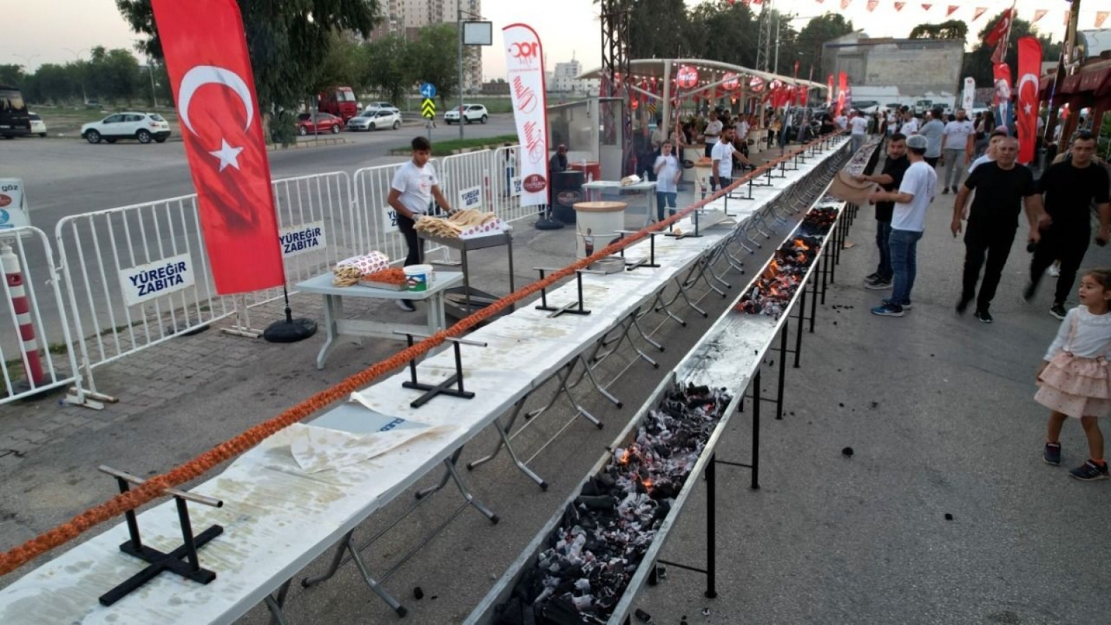 Cumhuriyet’in 100. Yılına özel 100 metrelik kebap;