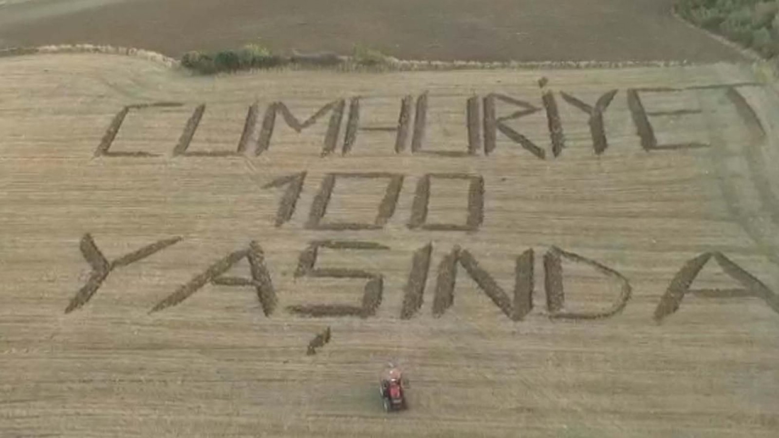 Genç çiftçi tarlasına traktörle "Cumhuriyet 100 yaşında" yazdı;
