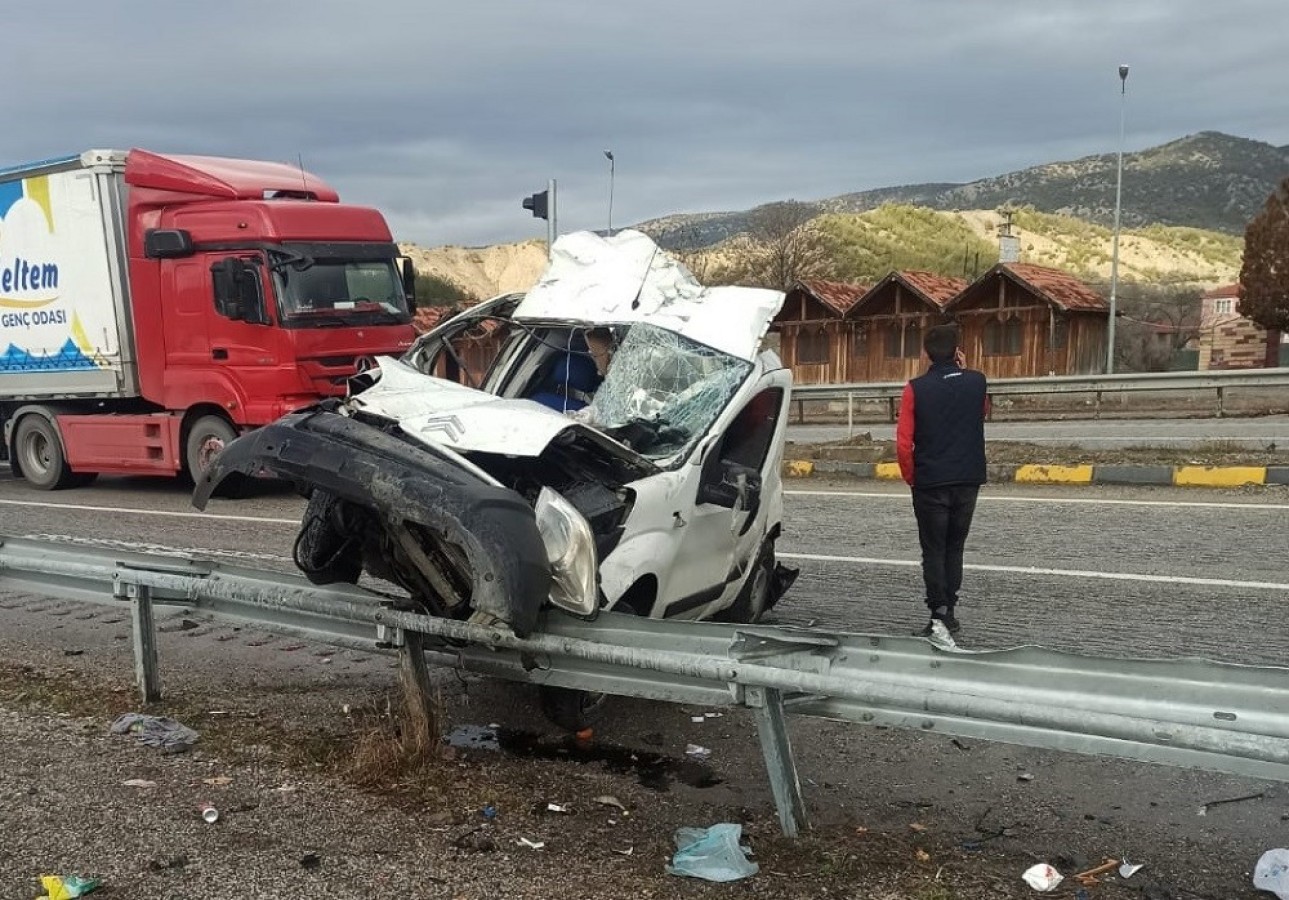 Takla atan araç bariyerlere çarptı: 1 yaralı;