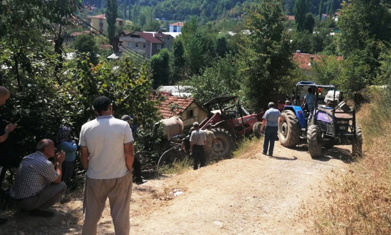Freni boşalan traktör şarampole uçtu;